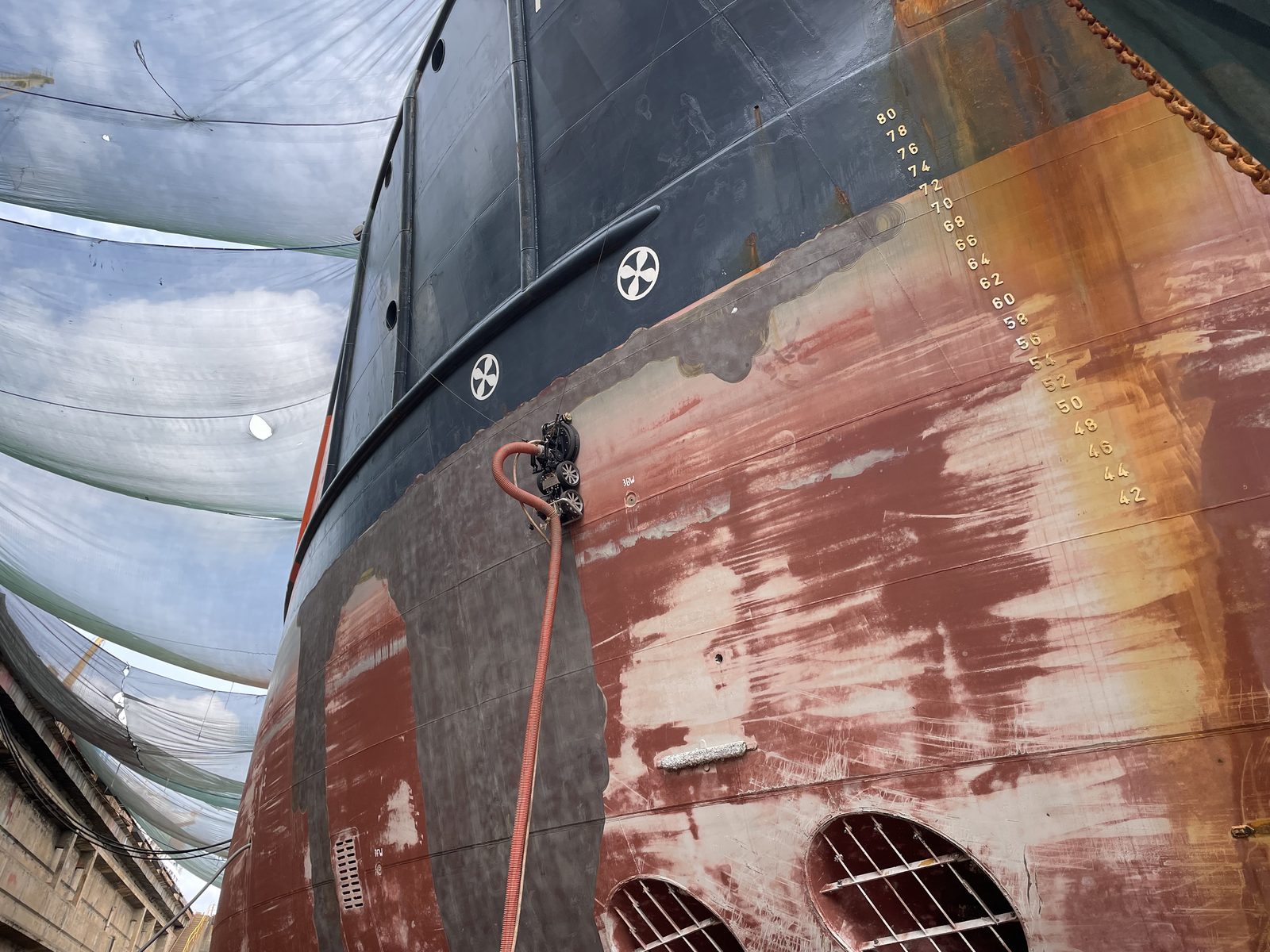 DERC Salotech Hochdruck-Reinigung am Schiffsrumpf im Trockendock